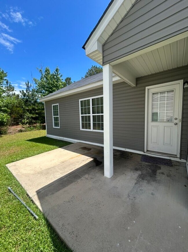 Building Photo - One Story Living 3 Bedroom 2 Bath Home