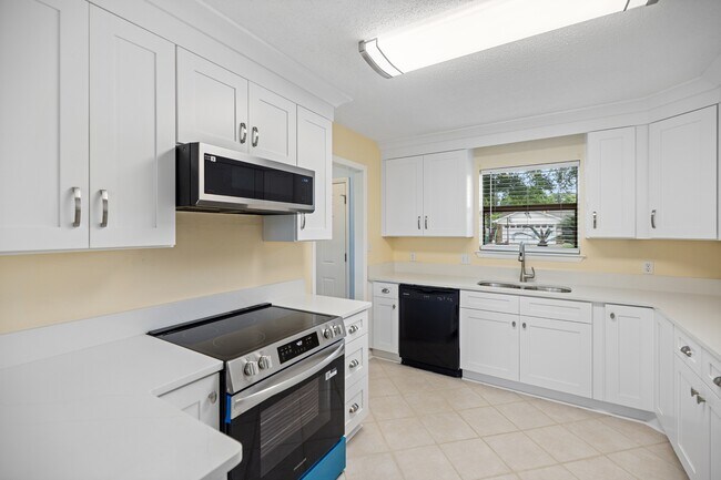 Building Photo - 349 Primrose Cir