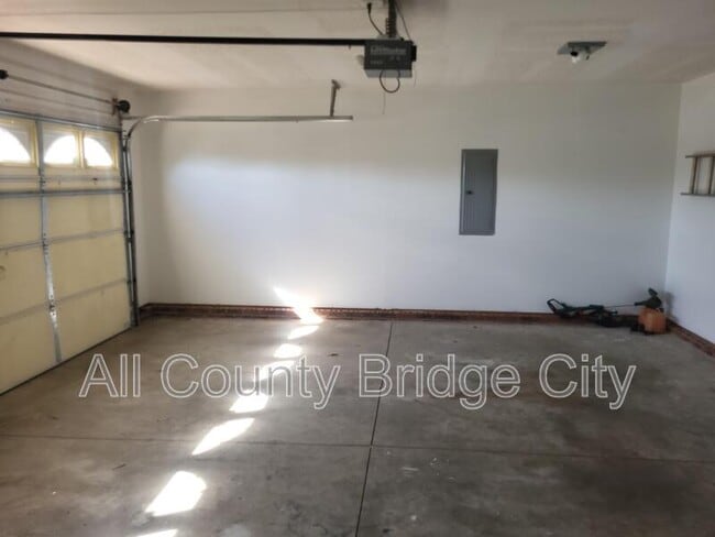 Building Photo - 5 Feldspar Ln