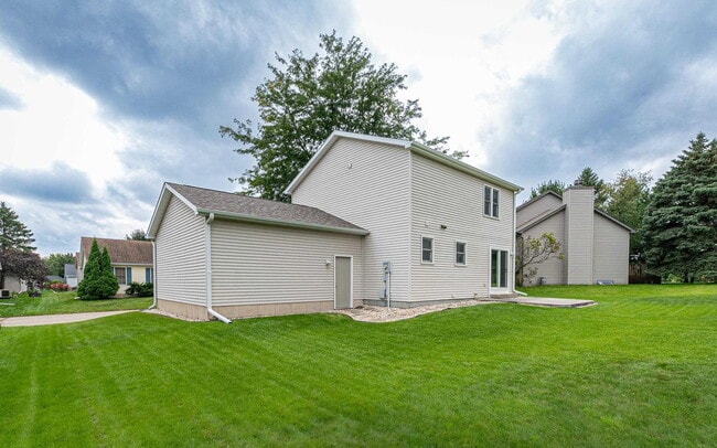 Building Photo - 878 Sky Ridge Dr