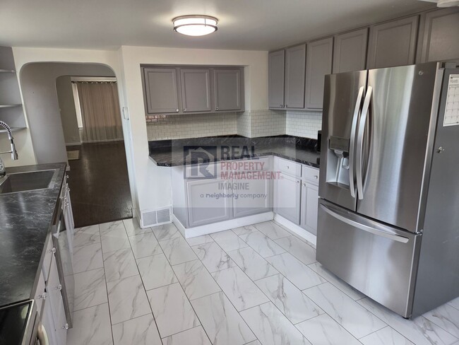 Building Photo - Check out this beautiful 4 bedroom, 2 bath...