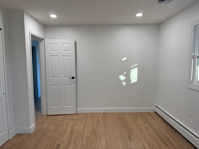Building Photo - 6 Oak Ln