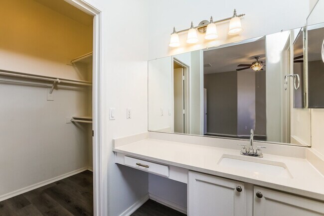 Building Photo - 82 6th Ave W