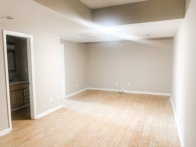 Building Photo - 118 Redbud Dr