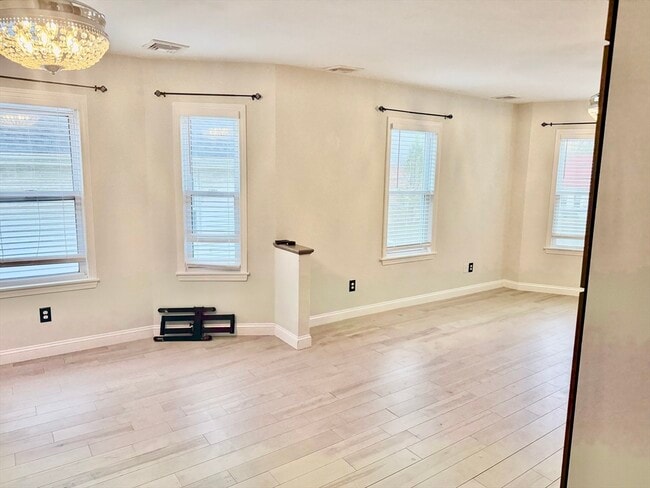 Building Photo - 435 Lebanon St