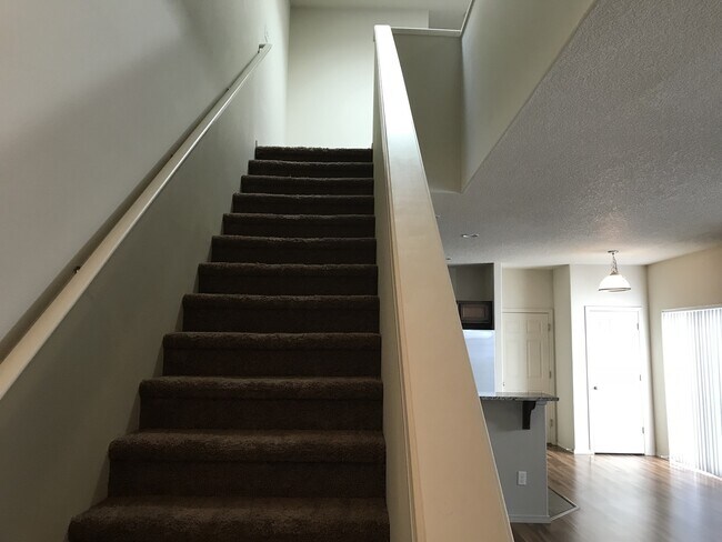 Building Photo - Well Maintained Spacious 4 BD Home with Gr...