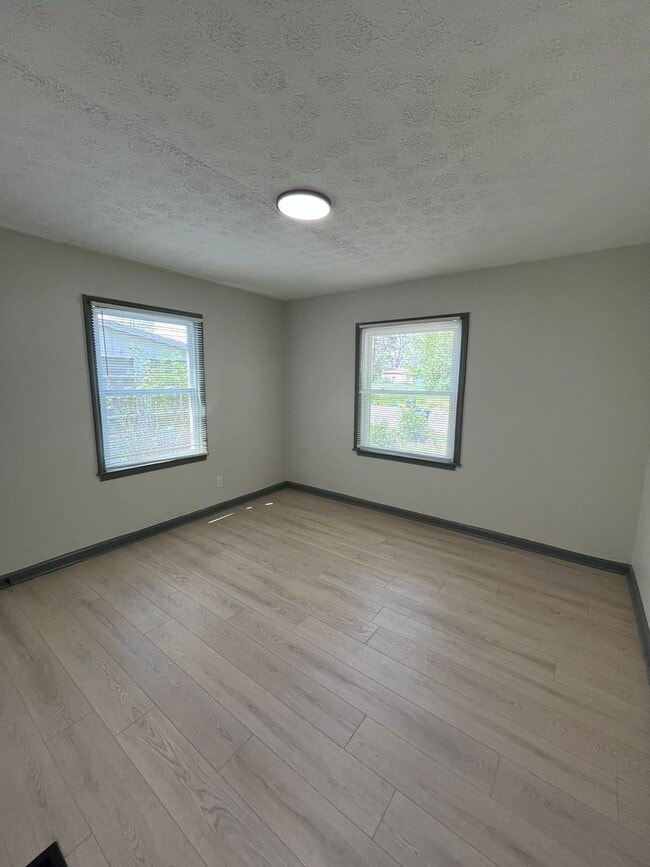 Building Photo - Beautifully Renovated 3BR Home with Modern Finishes & Spacious Living Areas