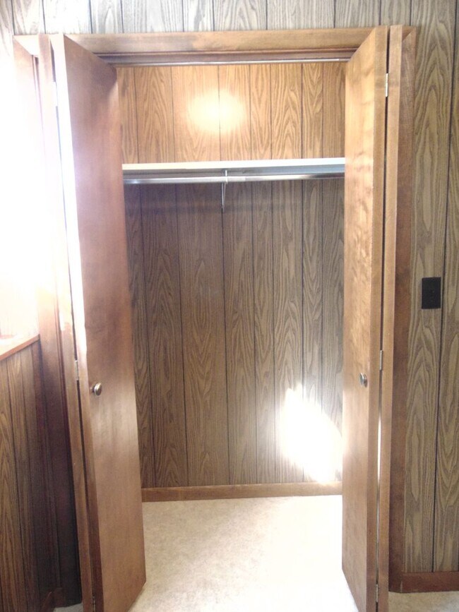 Building Photo - Fayette Family Farm House!