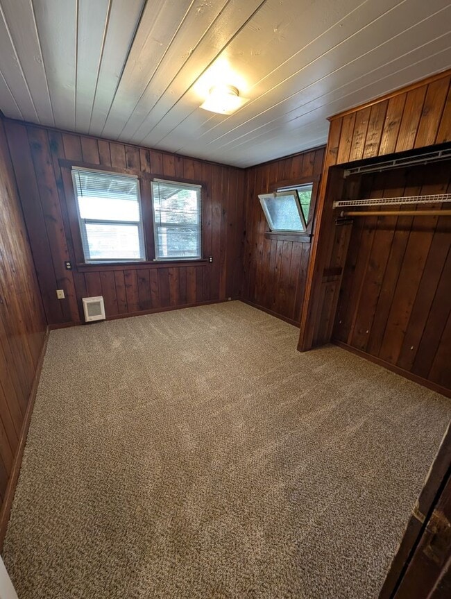 Building Photo - Manette View Apartment For Rent! Will Not ...