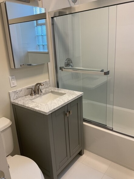 Bathroom 1 - 2858 W Shakespeare Ave