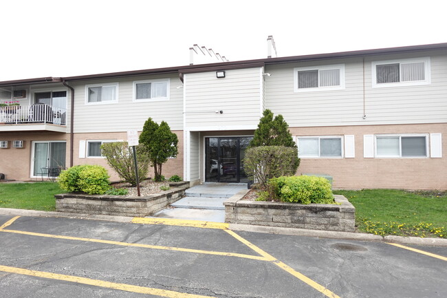 Building Photo - 870 E Old Willow Rd