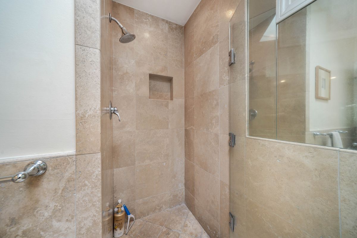 Building Photo - 4571 Canoga Dr