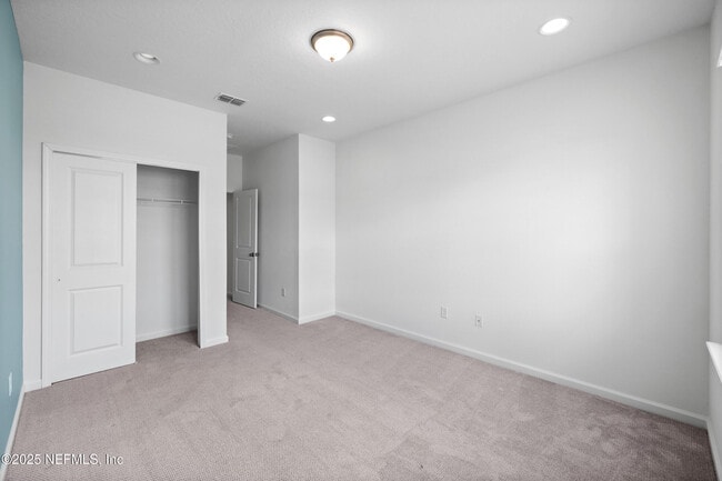 Building Photo - 180 Brandon Lks Dr