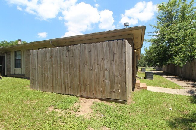 Building Photo - Updated 2BD/2BA Apartment in North Pensaco...