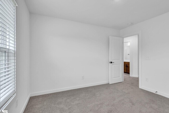 Building Photo - 1250 Westgate Vlg Dr