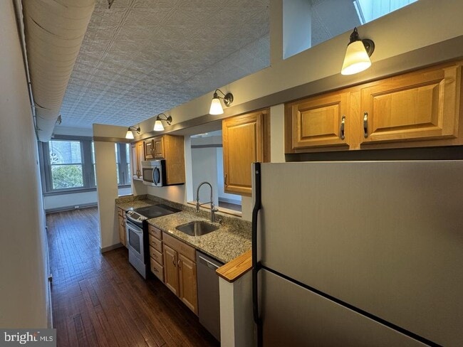 Building Photo - 328 S Broadway