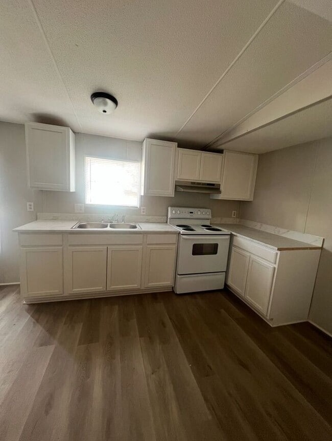 Building Photo - Perfect Family Home: 2 Bed, 1 Bath Apartme...