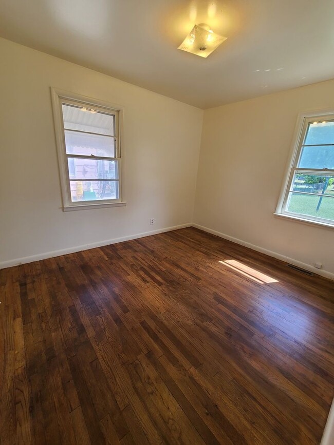 Building Photo - Pet Freindly Single Family 2 Bedroom