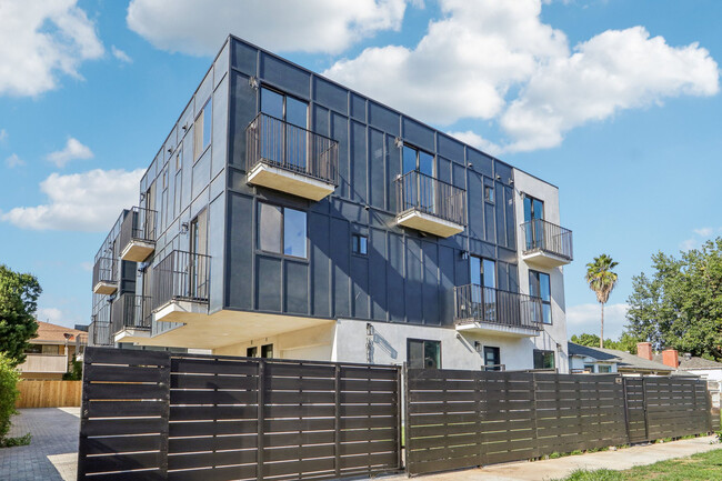 Building Photo - 10717 Addison St