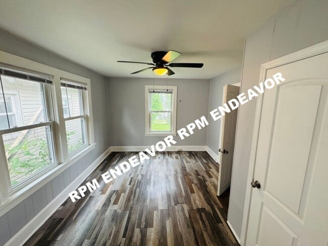 Building Photo - 2bedroom located in Hillsdale Move in Read...