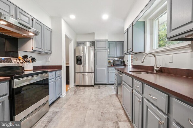 Building Photo - 11705 Admirals Ct