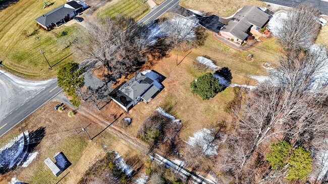 Building Photo - Fully Furnished Modern 3 bedroom Home!