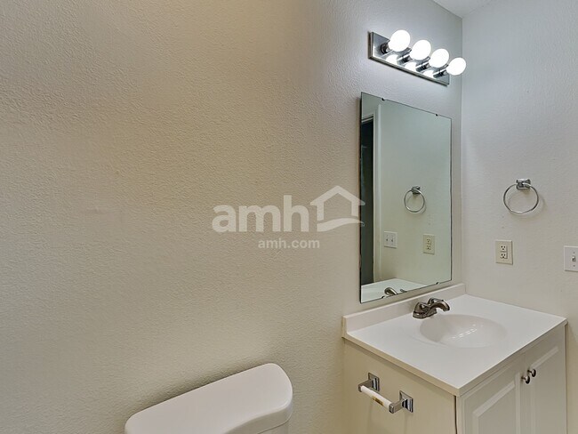 Building Photo - 1676 Sweetwater Ln