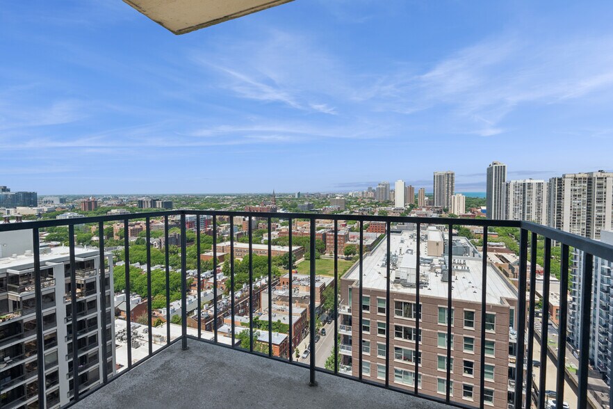 Building Photo - 1212 N La Salle Dr