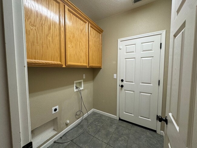 Building Photo - 3 bed 2 bath Plumas Lake