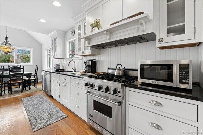 Building Photo - 10 Foxboro Rd