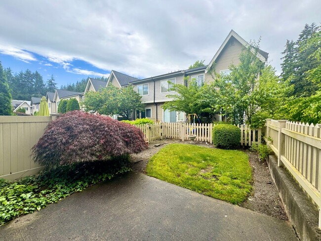 Building Photo - 3-Bed End-Unit Townhome in Redmond