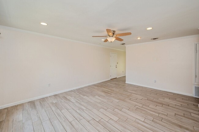 Building Photo - Charming Navarre Home on Nearly Half an Acre