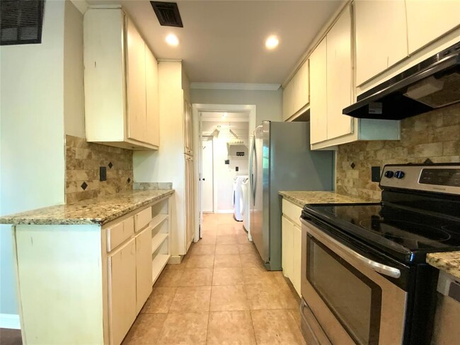 Building Photo - 2807 Edgewater Dr