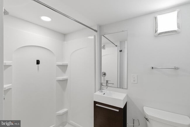 Building Photo - 1448 N Myrtlewood St