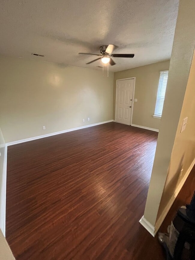 Building Photo - 3 Bedroom, 1.5 Bath in Great Location