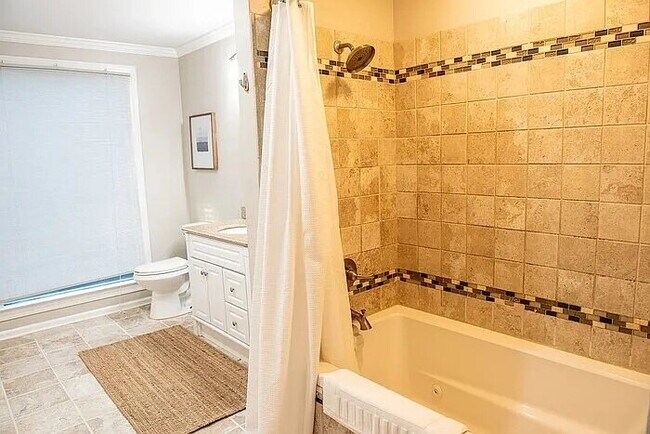 Building Photo - Fully Furnished 4BR Bungalow in Prime Forest Dr Location