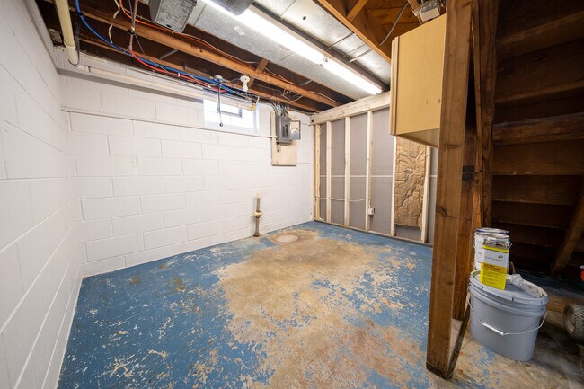 Building Photo - 22925 Oakdale Dr