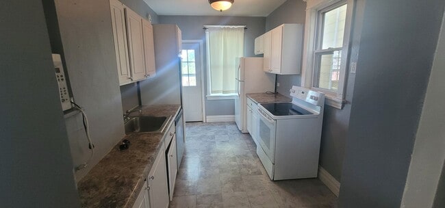 Building Photo - Duluth MN 4 Bedroom - 1 Bath - 1 Car Garag...