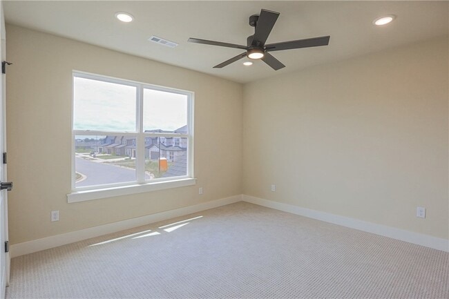 Building Photo - 970 Moksha St