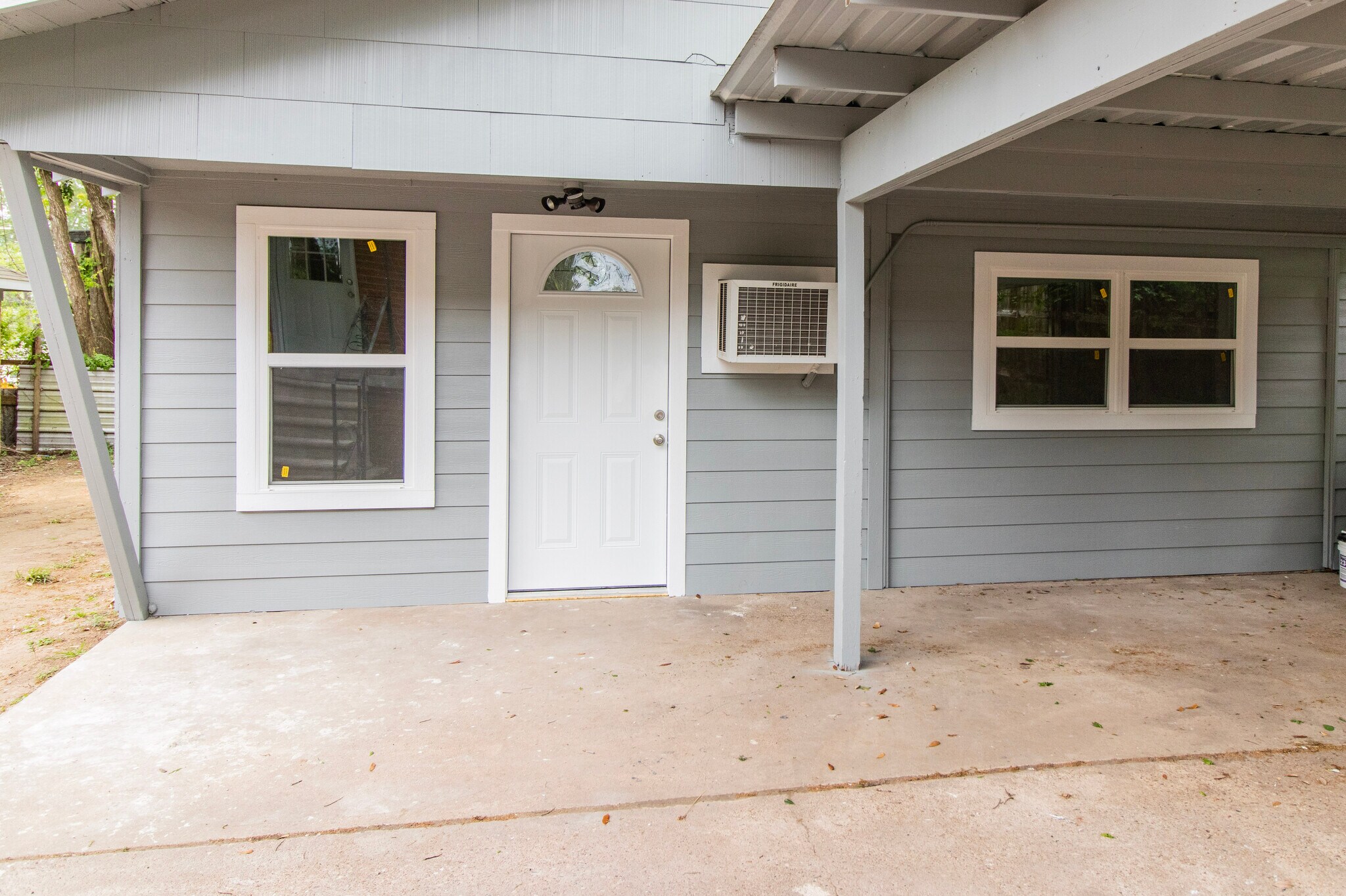 Building Photo - 1011 1/2 North Roberson St