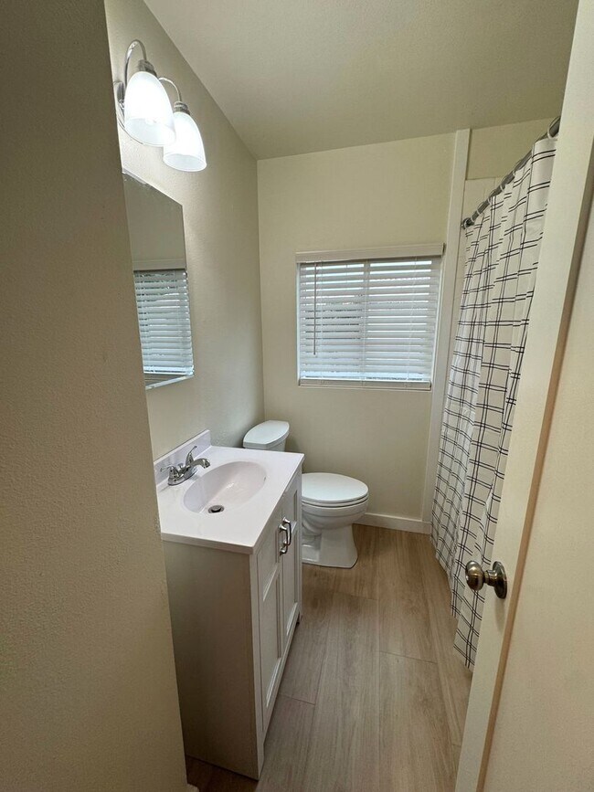 Building Photo - 2+1 Quaint Midtown Ventura Home