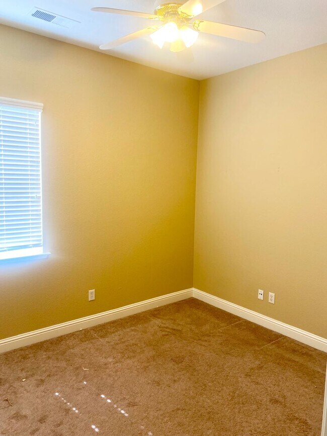 Building Photo - Custom North Fresno 4/3