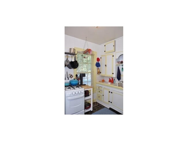 Building Photo - Great Garage Apartment in Hyde Park!