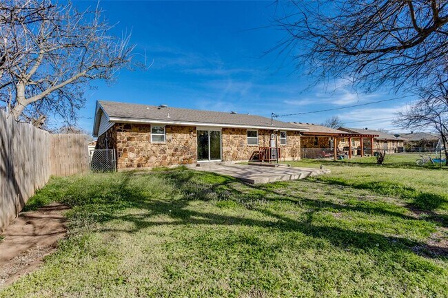 Building Photo - 645 Lloyd Ave