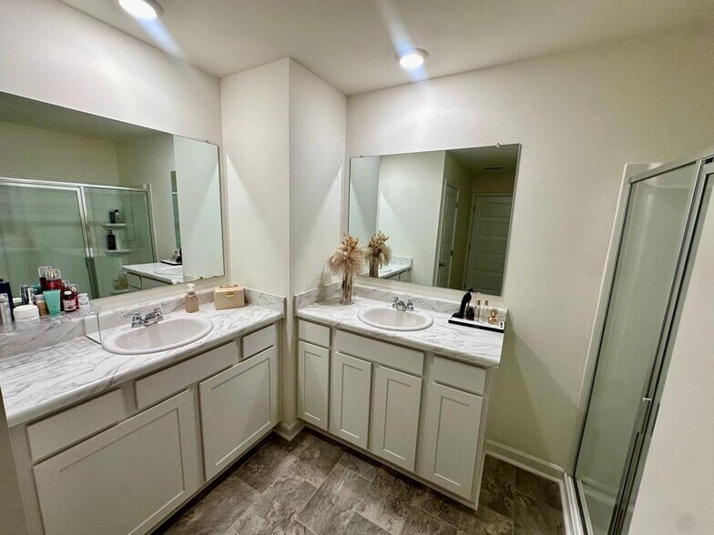 Building Photo - 608 Gray Br Ct