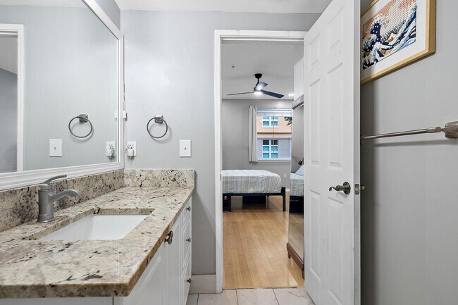Building Photo - 560 S Sapodilla Ave