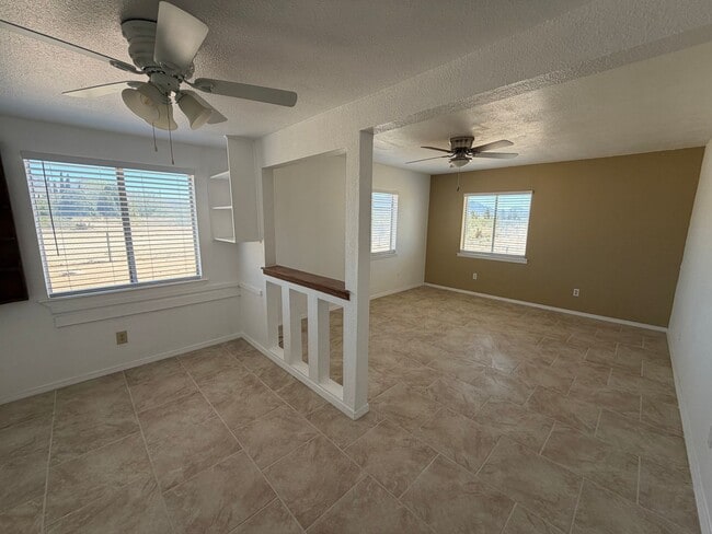Building Photo - Spacious 4/2 in the Country / Horses ok