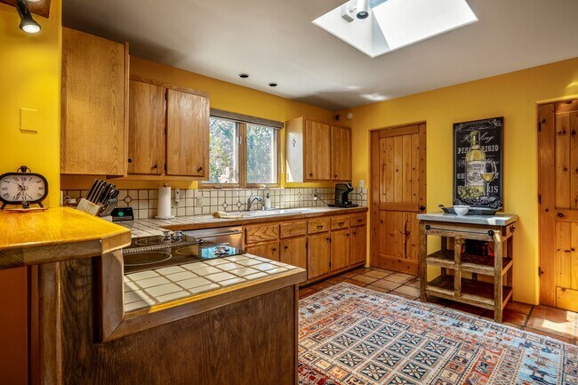 Building Photo - Northside Santa Fe Home