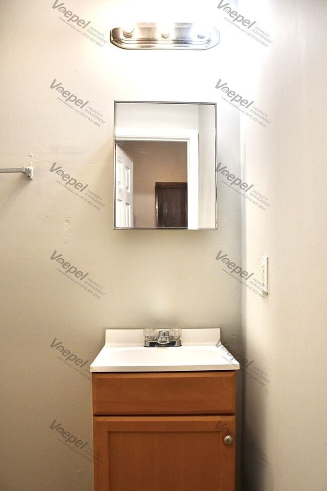 Building Photo - 2 Bed, 1 Bath- $1000 a Month- 1/2 Off Seco...