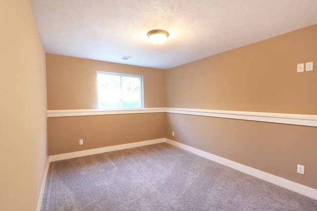 Building Photo - 935 Calvary Ave NW